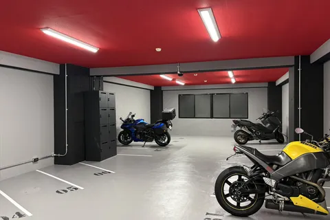 大阪天六Baseの室内全景(赤い天井)